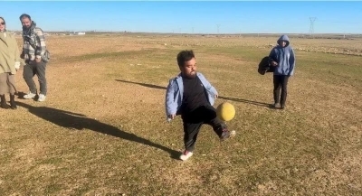 Boyu kısa ama yeteneği b&uuml;y&uuml;k: Mesafe tanımadan futbol topuyla her hedefi tutturuyor
