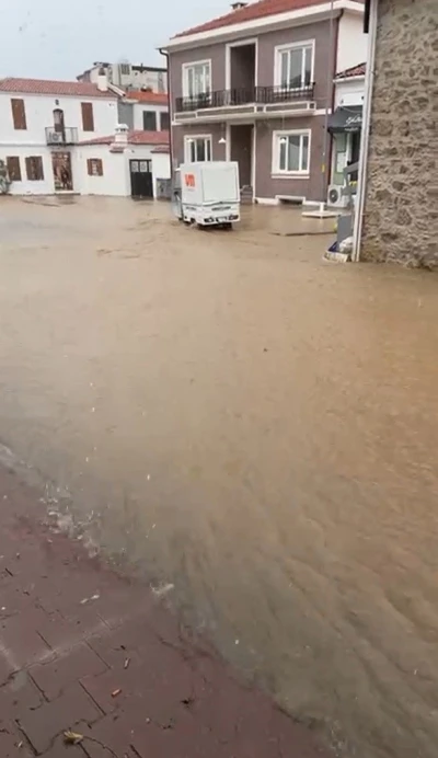 Bozcaada&rsquo;da sokaklar g&ouml;le d&ouml;nd&uuml;
