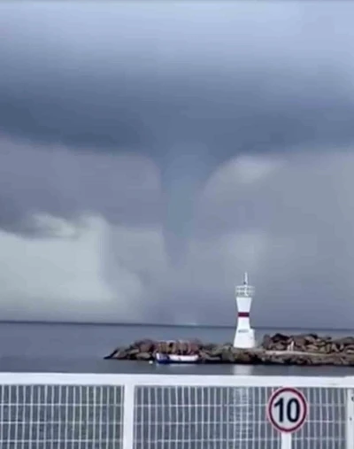 Bozcada açıklarında denizde hortum oluştu

