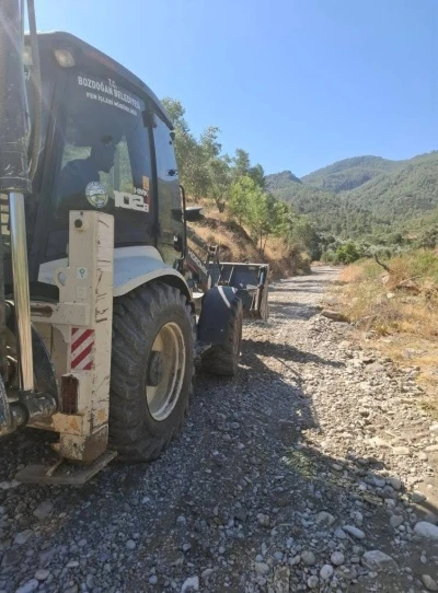 Bozdoğan’da arazi yolları bakıma alındı

