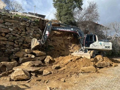 Bozdoğan&rsquo;da yağmur nedeniyle g&ouml;&ccedil;en duvara belediyeden m&uuml;dahale
