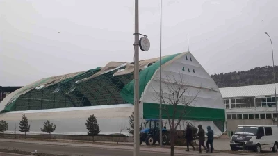 Bozkır&rsquo;da fırtına &ccedil;atıları u&ccedil;urdu, ağa&ccedil;ları devirdi
