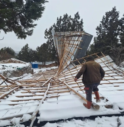 Bozkır&rsquo;da şiddetli fırtına ahırın &ccedil;atısını u&ccedil;urdu
