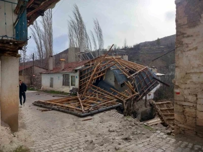 Bozkır&rsquo;da şiddetli r&uuml;zgar &ccedil;atıyı u&ccedil;urdu
