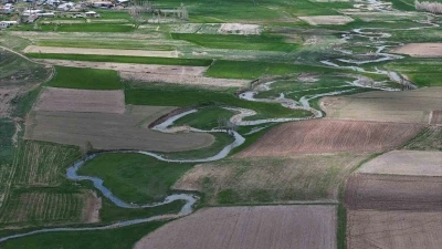 Bozkırda nadir g&ouml;r&uuml;len menderes ıslah &ouml;ncesi dron ile g&ouml;r&uuml;nt&uuml;lendi
