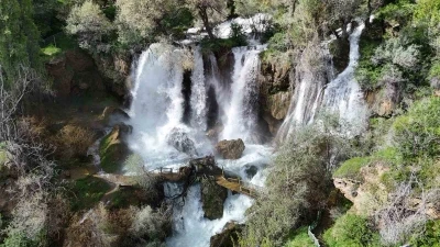 Bozkırın ortasındaki saklı cennet coştu, k&ouml;pr&uuml;s&uuml; yıkıldı

