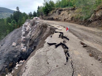 Bozkurt’ta heyelan: Köy yolu ulaşıma kapandı
