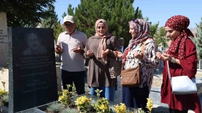 Bozlak ustası Neşet Ertaş kabri başında anıldı
