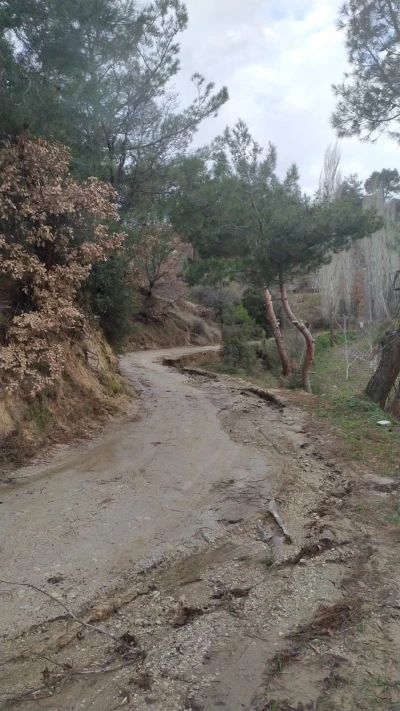 Bozuk yol yağışların ardından &ccedil;ileye d&ouml;nd&uuml;
