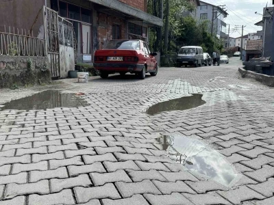 Bozuk yolda ıslanan &ccedil;ocuklar i&ccedil;in tepki g&ouml;sterdi
