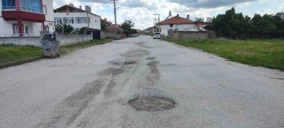 Bozuk yollar tepki &ccedil;ekti, mahalleli isyan etti

