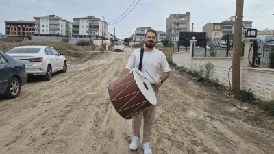 Bozuk yollara davulla maniyle tepki gösterdi
