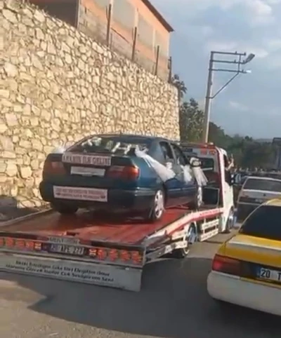 Bozulan gelin arabası yoluna çekicinin üzerinde devam etti
