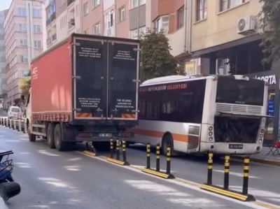 Bozulan otobüs yolu kapadı, kamyon dubaları çiğneyerek yoluna devam etti
