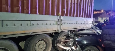 Boz&uuml;y&uuml;k&rsquo;te otomobil, park halindeki tıra arkadan &ccedil;arptı: 1 &ouml;l&uuml;, 1 yaralı
