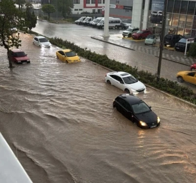 Boz&uuml;y&uuml;k&rsquo;te sağanak yağış hayatı olumsuz etkiledi
