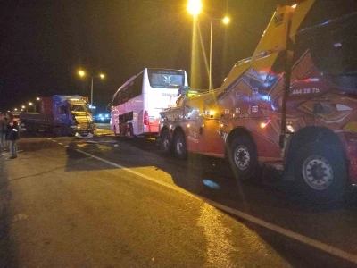 Bozüyük’te yolcu otobüsü ile tır çarpıştı: 20 yaralı
