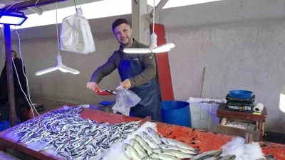 Bu aile &uuml;yeleri 60 yıldır il&ccedil;e pazarlarında balık satışı yapıyor
