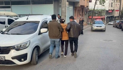 &rsquo;&rsquo;Bu ara&ccedil; benim&rsquo;&rsquo; diyerek  hırsızlık i&ccedil;in girdiği ara&ccedil;tan inmeyen kadın tutuklandı
