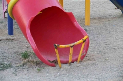 Bu demir korkuluğun kaydırağın bitiminde ne işi var?
