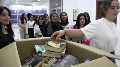 Bu g&ouml;steri biletle değil, kitapla seyrediliyor
