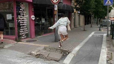 Bu kaldırımdaki hasar yayalar i&ccedil;in d&uuml;şme riski oluşturuyor
