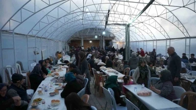 Bu k&ouml;yde herkes aynı sofrada iftar yapıyor
