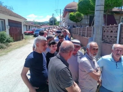 Bu kuyruğun nedeni imece usul&uuml; hazırlanan aşure
