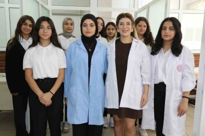 Bu lisede öğrenciler hem meslek öğreniyor hem para kazanıyor
