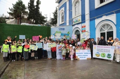 Bu markette para ge&ccedil;miyor, gen&ccedil;ler &ccedil;evre bilinci kazanıyor
