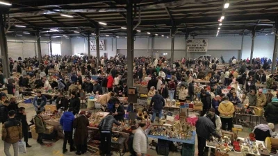 Bu pazarda tezgahtakiler ge&ccedil;mişe g&ouml;t&uuml;r&uuml;yor
