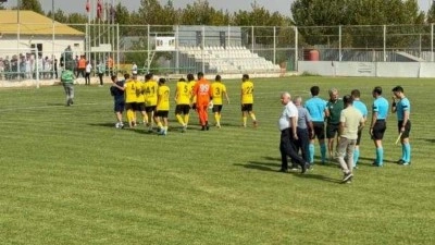 'Bu saatte 22 oyuncuyu nasıl oynatacağız' diyerek sahaya çıkmadılar! Maç tatil edildi