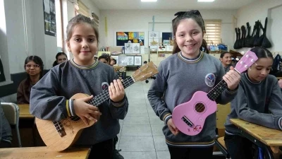 Bu sınıfta t&uuml;m &ouml;ğrenciler enstr&uuml;man &ccedil;alıyor
