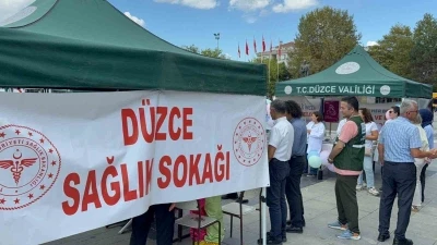 Bu sokağa gelenler sağlık taramasından geçti

