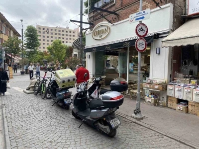 Bu sokakta trafik levhalarının hiçbir önemi yok
