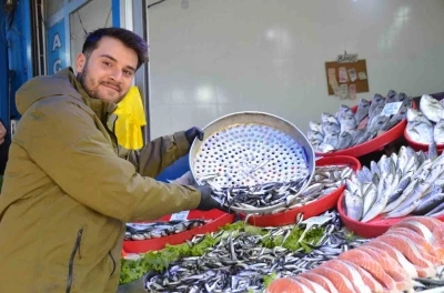 Bu yıl tezgahların yıldızı palamut yerine Karadeniz hamsisi oldu
