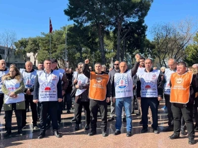 Buca Belediyesinde memurların &rsquo;alacak&rsquo; eylemi s&uuml;r&uuml;yor
