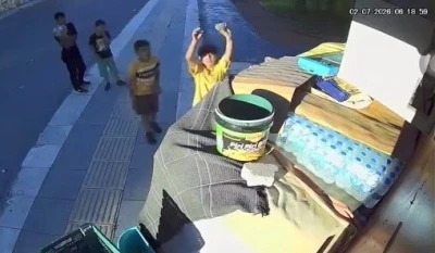 B&uuml;fe kapalı olunca aldıkları suyun parasını kameraya g&ouml;sterip bıraktılar
