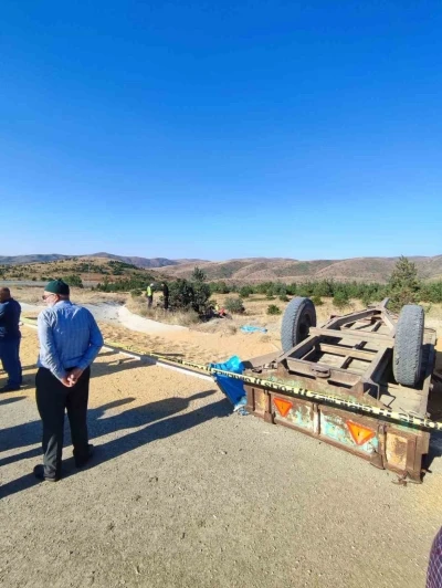 Buğday yüklü traktör devrildi, 2 kişi öldü
