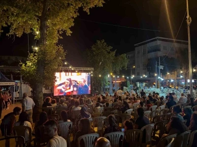 Buharkentliler a&ccedil;ık hava sinemasında buluştu
