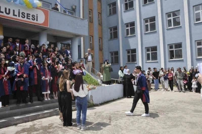 Bulanık Anadolu Lisesi&rsquo;nde mezuniyet coşkusu
