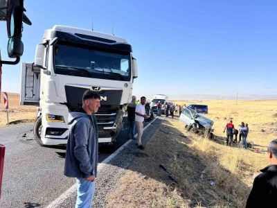 Bulanık’ta otomobil ile tır çarpıştı: 1 yaralı
