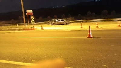 Buldan&rsquo;da iki otomobil kavşakta &ccedil;arpıştı; 1 yaralı
