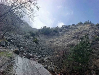 Buldan&rsquo;da toprak kayması nedeniyle  bir mahalle yolu ulaşıma kapandı
