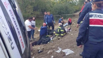 Buldan’dan İzmir’e dönen tur otobüsü şarampole yuvarlandı; 2 ölü 5 yaralı
