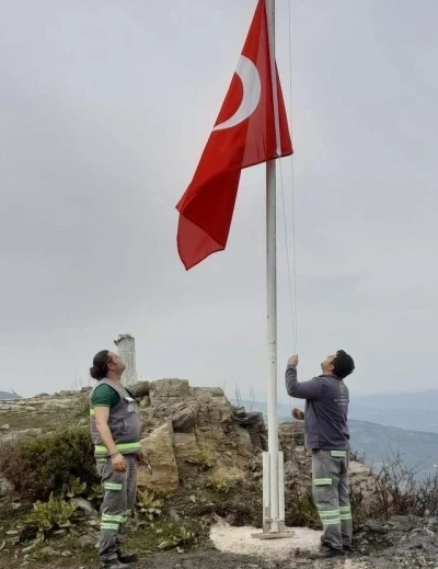 Buldan&rsquo;ın 45 mahallesi ay yıldızlı bayraklarla donatılıyor
