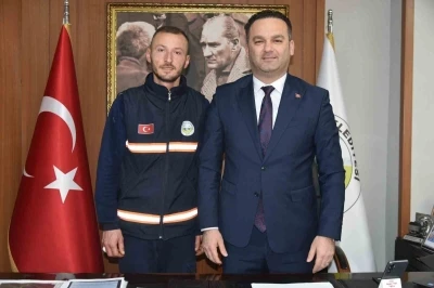 Bulduğu altın bilekliği polise teslim eden temizlik g&ouml;revlisine belediye başkanından &ouml;d&uuml;l
