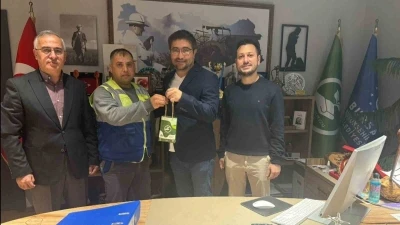 Bulduğu altın dolu çantayı polise teslim etti
