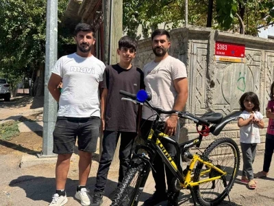 Bulduğu altınları sahibine teslim etmişti, söz verilen bisikletine kavuştu
