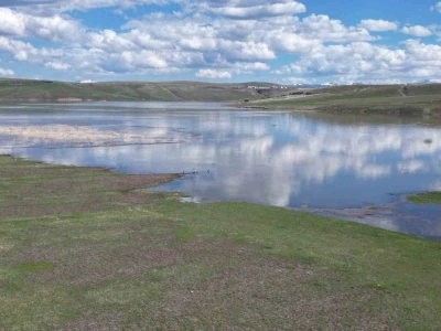 Bulutların aynası Kars Baraj G&ouml;l&uuml;&rsquo;nde kartpostallık manzara
